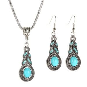 Necklace and earring set for those who like traditional designs